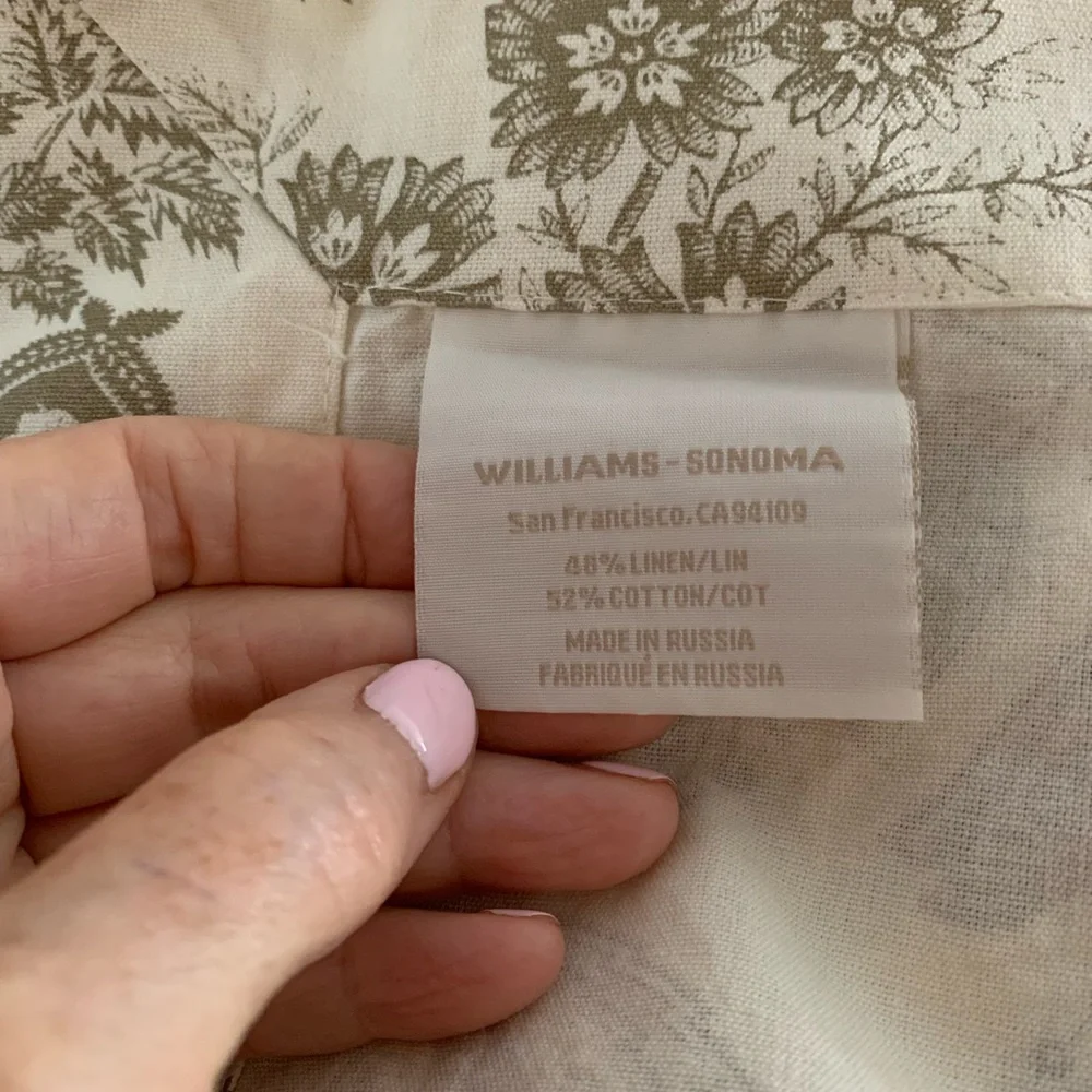 PREVIOUSLY LOVED WILLIAMS SONOMA TABLECLOTH 70x 108